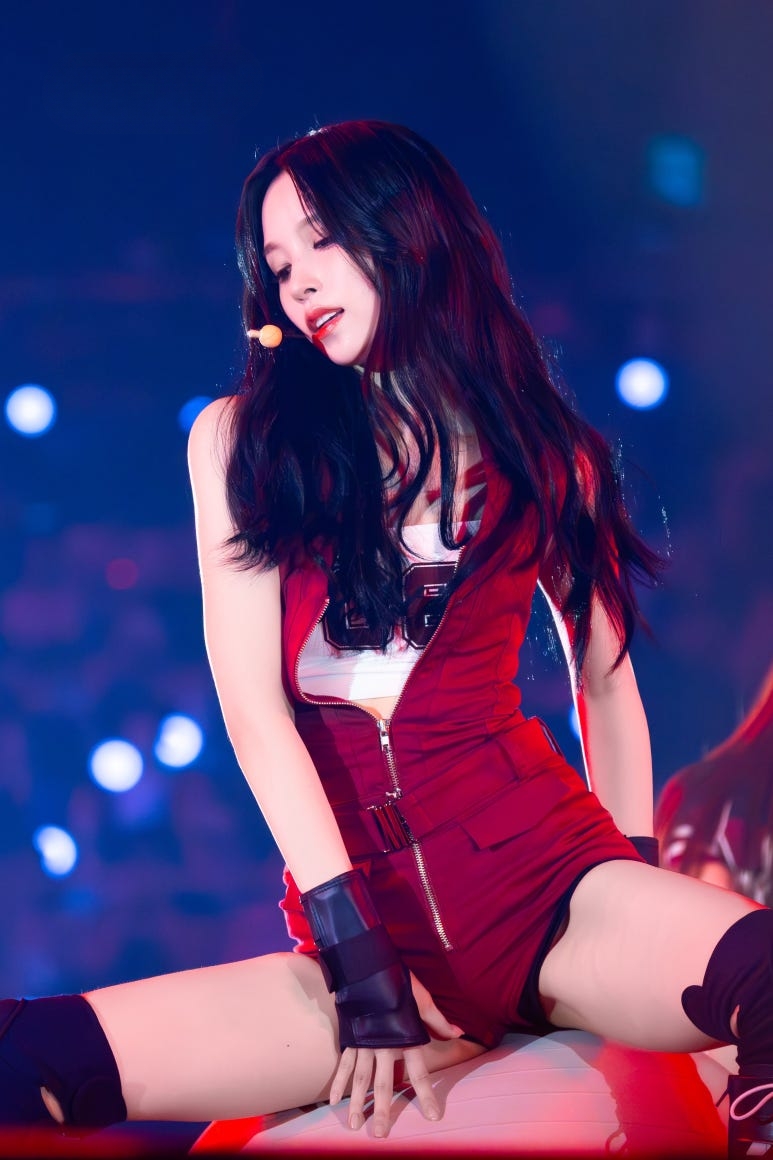 【エロ画像】 セクシー衣装で発情し騎乗位を要求する TWICE ミナ様