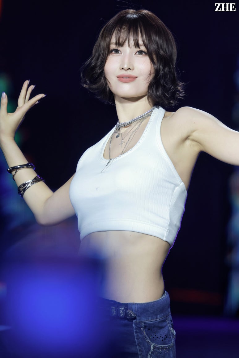 【セクシー画像】 腹筋筋で美ボディを強調するTWICE モモ