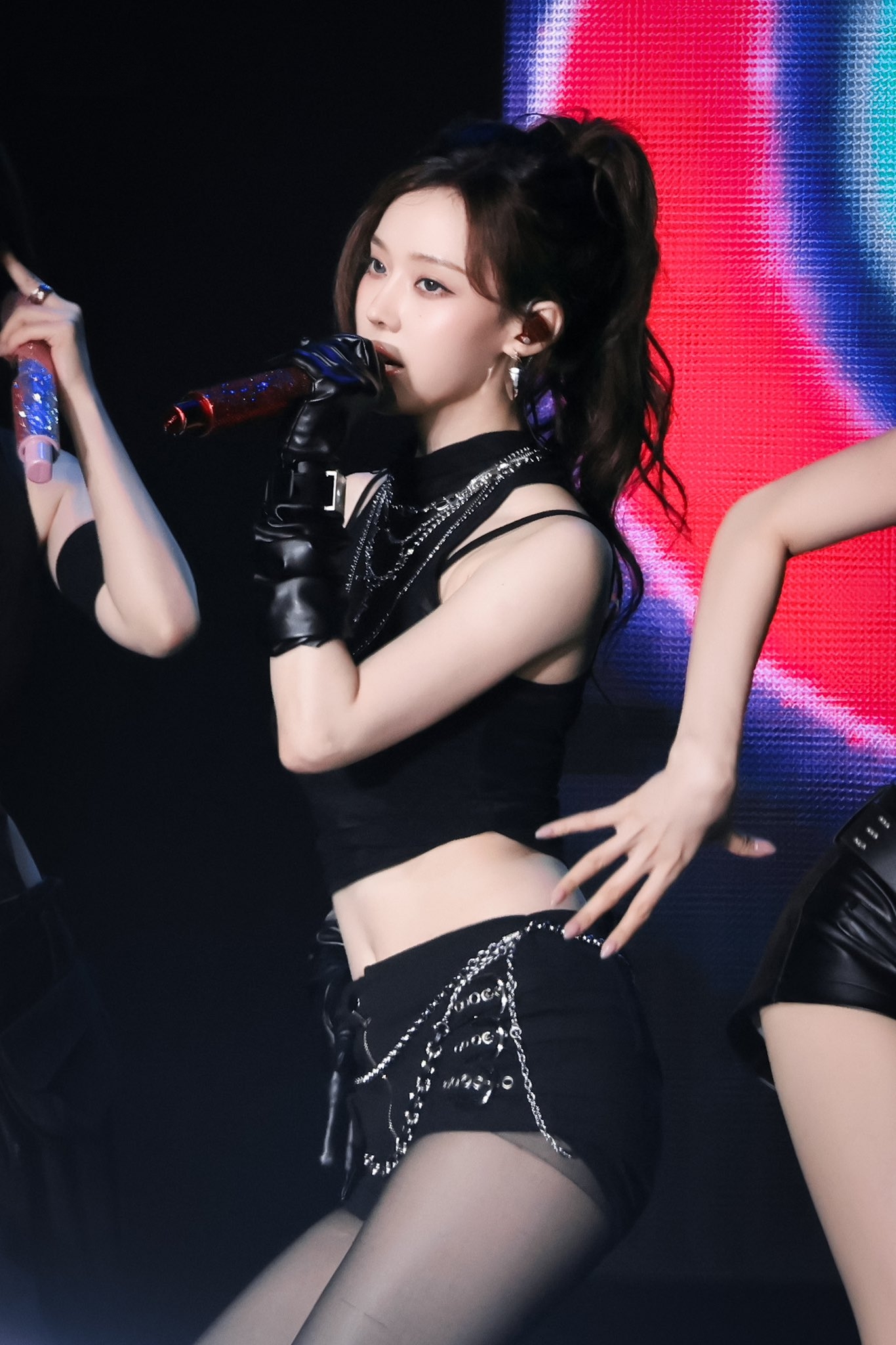 【K-POP】 AESPA winter 様の黒パンスト美脚がエロすぎる画像